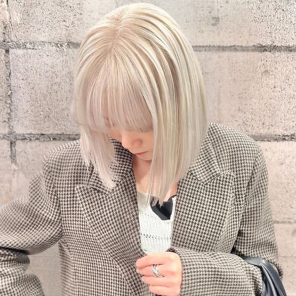 IBUKIのスタイル:ホワイトブロンド × 切りっぱなしボブ