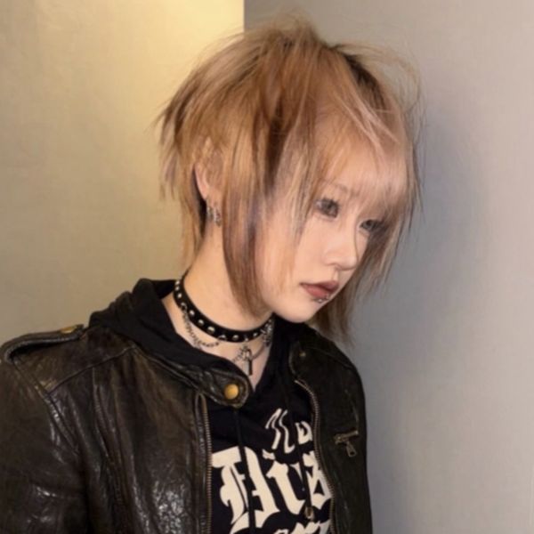 JOIのスタイル:ベージュブロンド × ショートウルフ