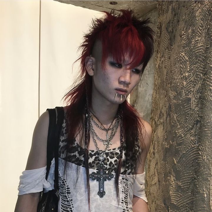 MAKOTOのスタイル:レッド × ブラックのウルフ