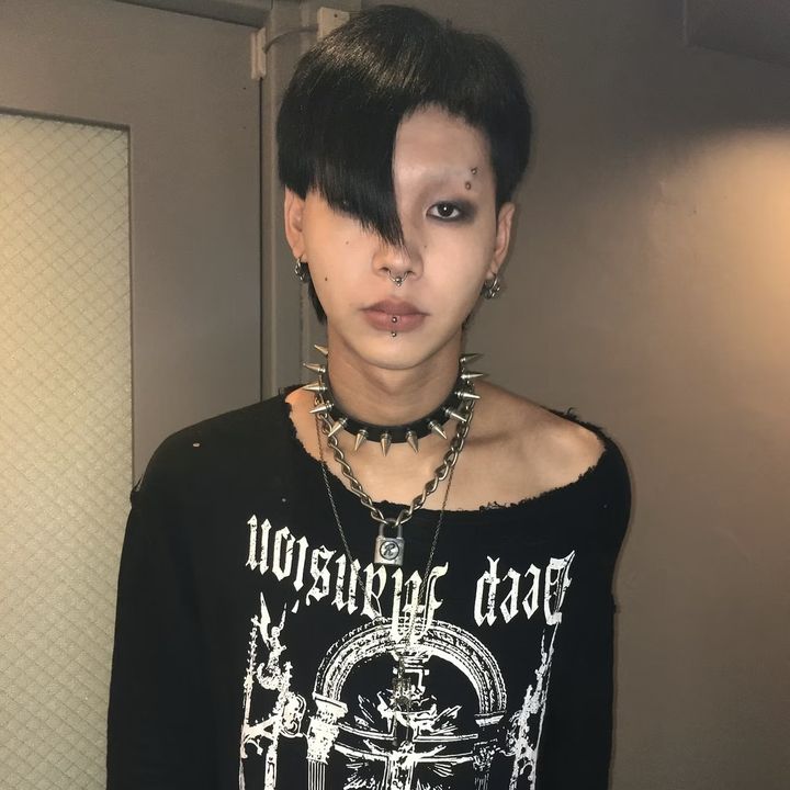 MAKOTOのスタイル:黒髪 × アシンメトリーボブ