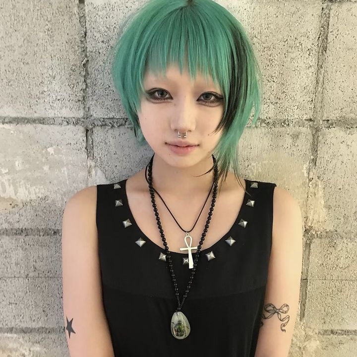 MAKOTOのスタイル:グリーン × ショートウルフ