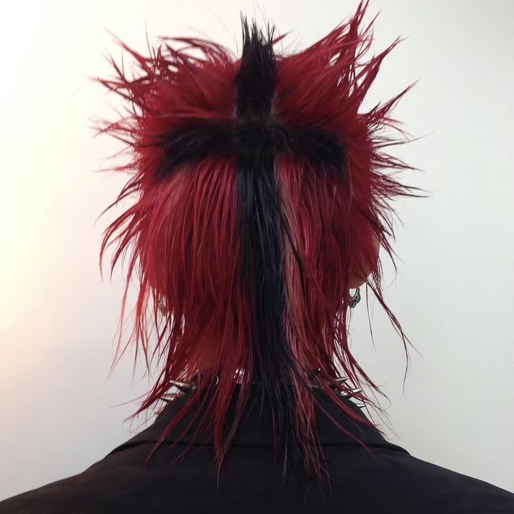 MAKOTOのスタイル:レッド × ブラックのクロスデザイン