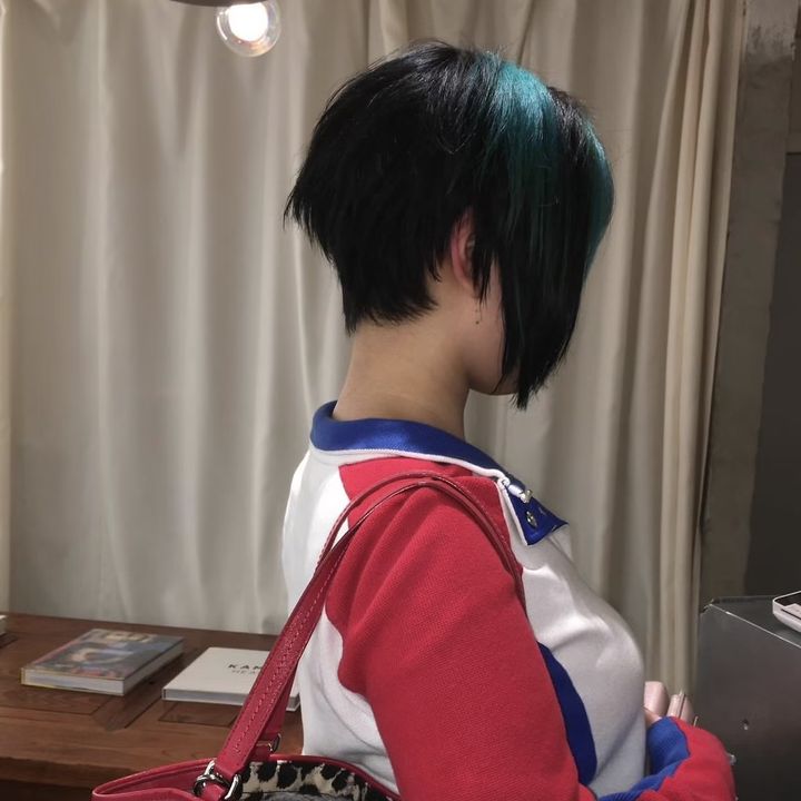 MAKOTOのスタイル:黒髪 × ティールのインナーカラー