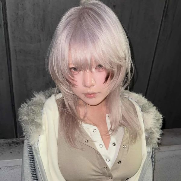 LEOのスタイル:ペールラベンダー × レイヤー