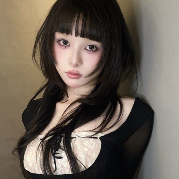 NOVAのスタイル:ぱっつんバング × ロングレイヤー