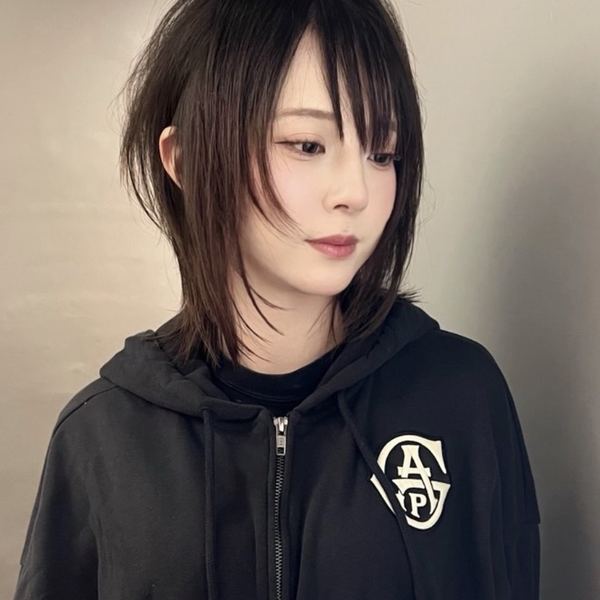 NOVAのスタイル:ミディアムレイヤー × 流し前髪