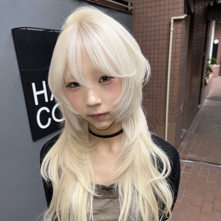 RENAのスタイル:プラチナブロンド × ロングレイヤー